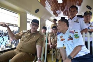 Bupati Kuningan saat mencoba bus wisata Kemuning.